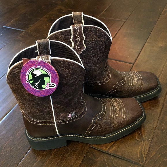 Justin Boots Shoes - SALE TODAY🎉Justin Boots women’s size 10🎉